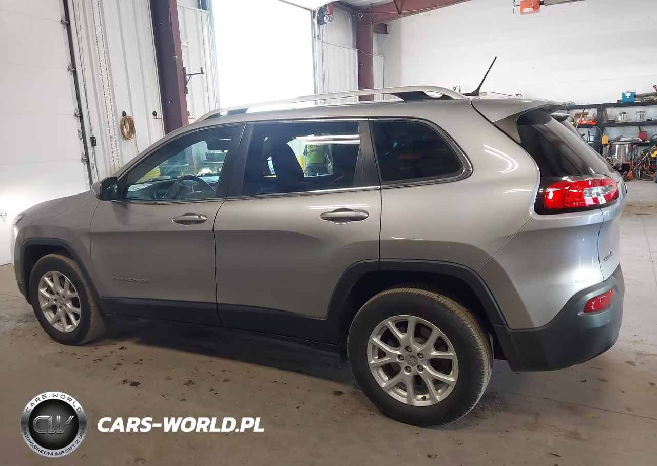2018 Jeep Cherokee Latitude 4X4 VIN:1C4PJMCB0JD531886 - 15