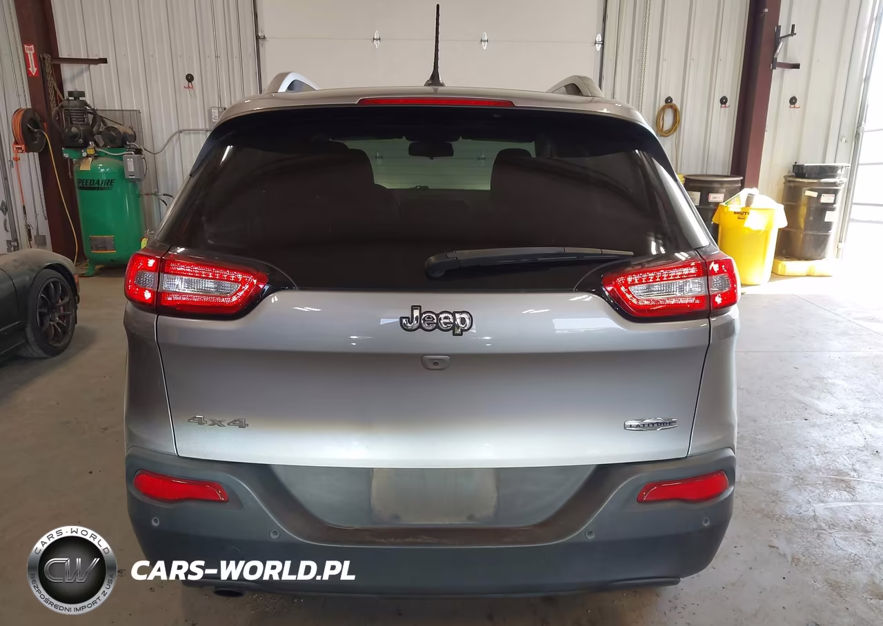 2018 Jeep Cherokee Latitude 4X4 VIN:1C4PJMCB0JD531886 - 17