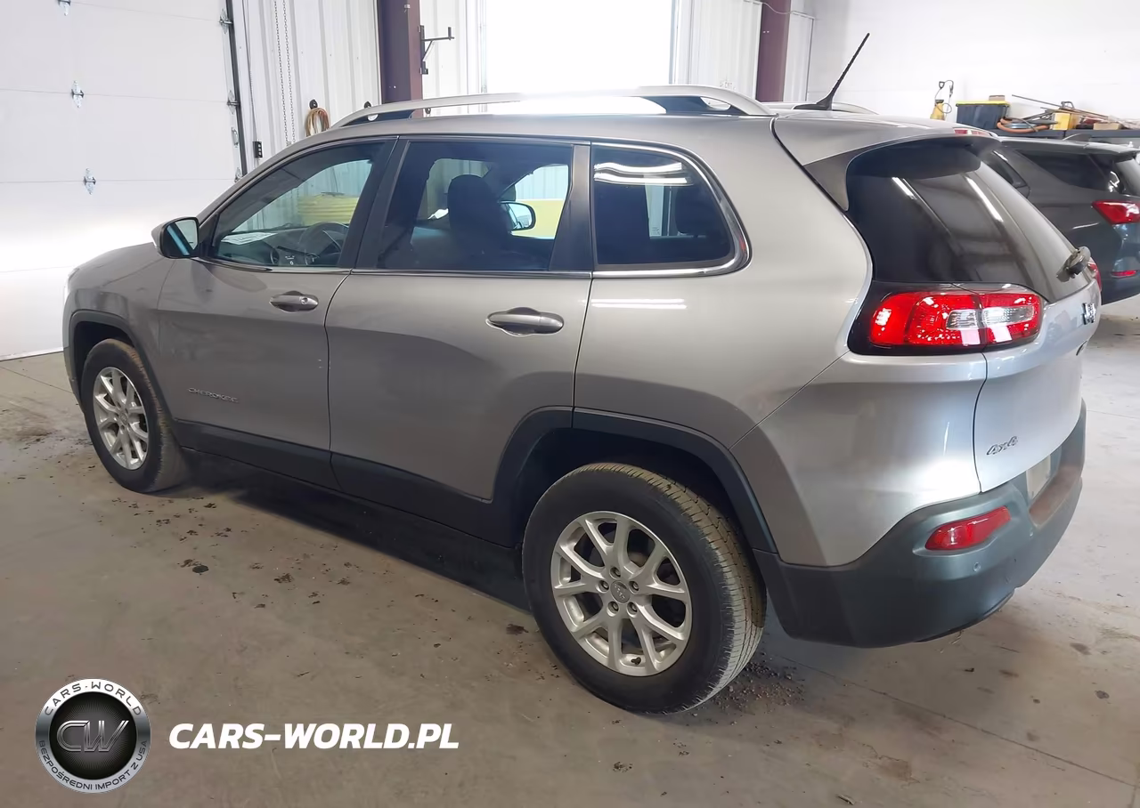 2018 Jeep Cherokee Latitude 4X4 VIN:1C4PJMCB0JD531886 - 3