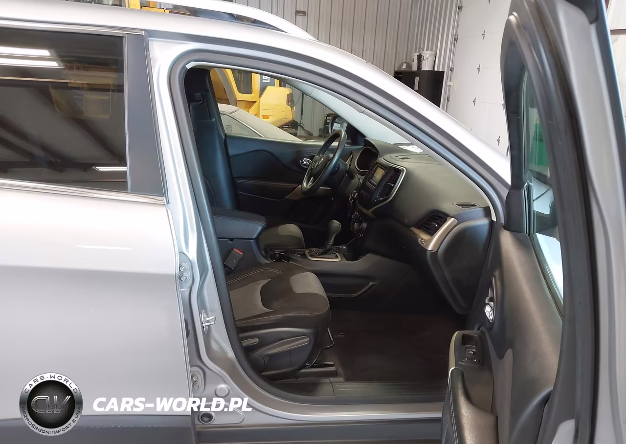 2018 Jeep Cherokee Latitude 4X4 VIN:1C4PJMCB0JD531886 - 5