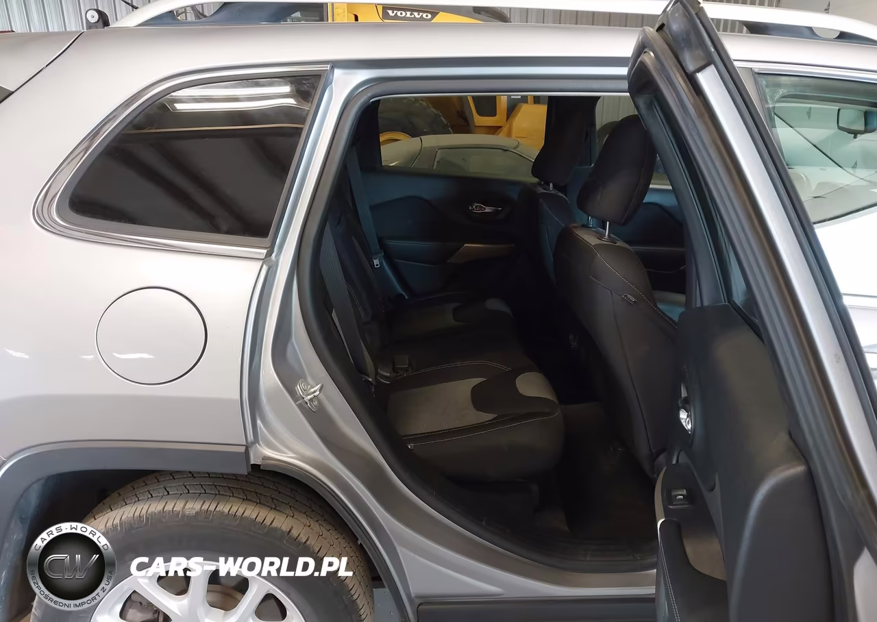 2018 Jeep Cherokee Latitude 4X4 VIN:1C4PJMCB0JD531886 - 8