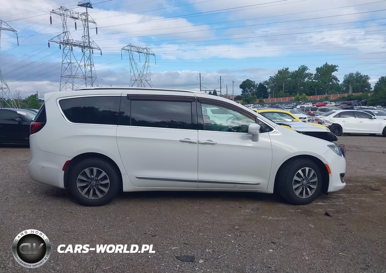 2020 Chrysler Pacifica Touring L Plus VIN:2C4RC1EG1LR158545 - 13