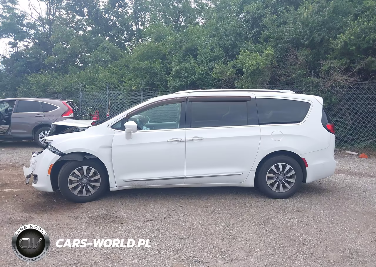 2020 Chrysler Pacifica Touring L Plus VIN:2C4RC1EG1LR158545 - 14