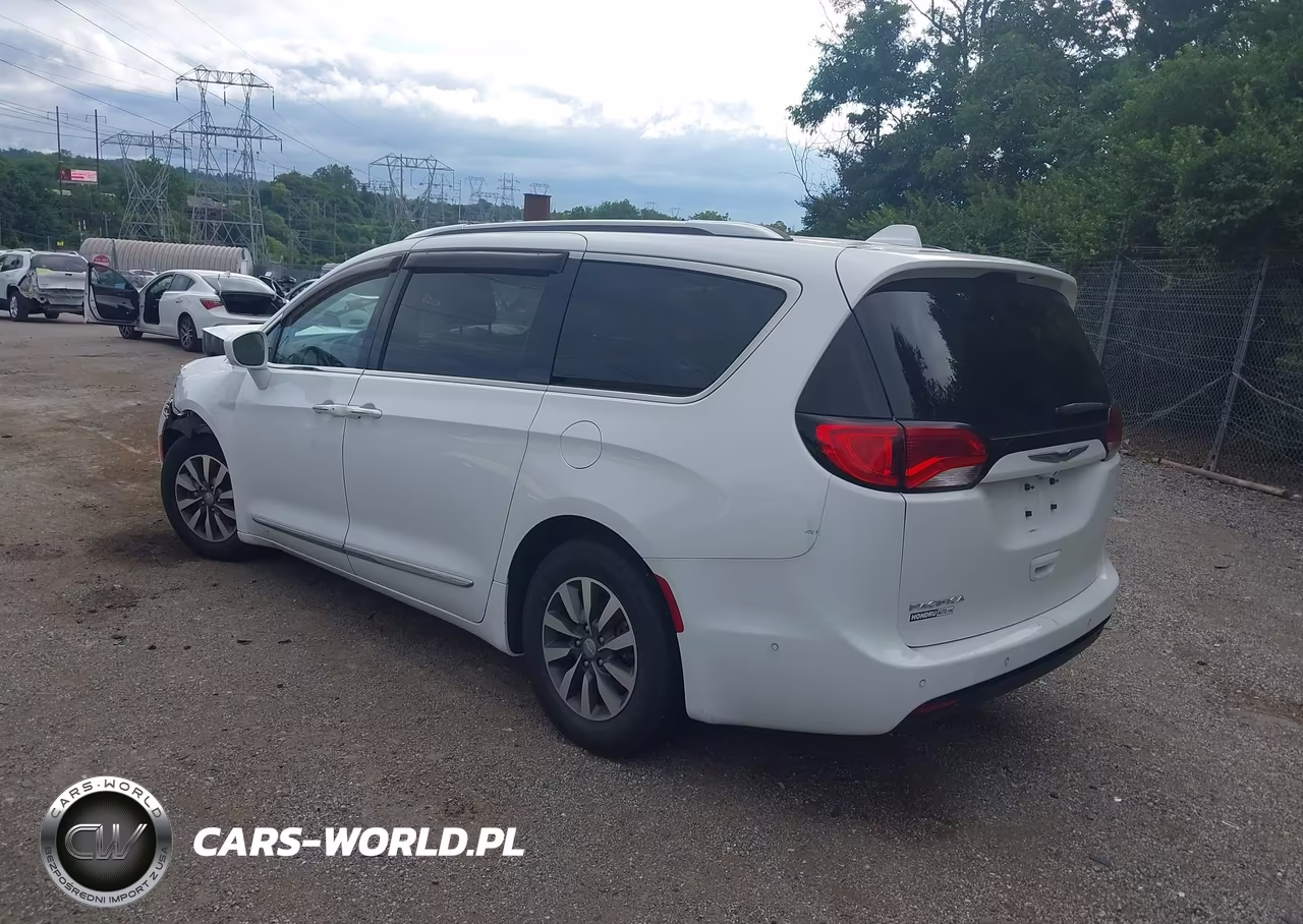 2020 Chrysler Pacifica Touring L Plus VIN:2C4RC1EG1LR158545 - 3