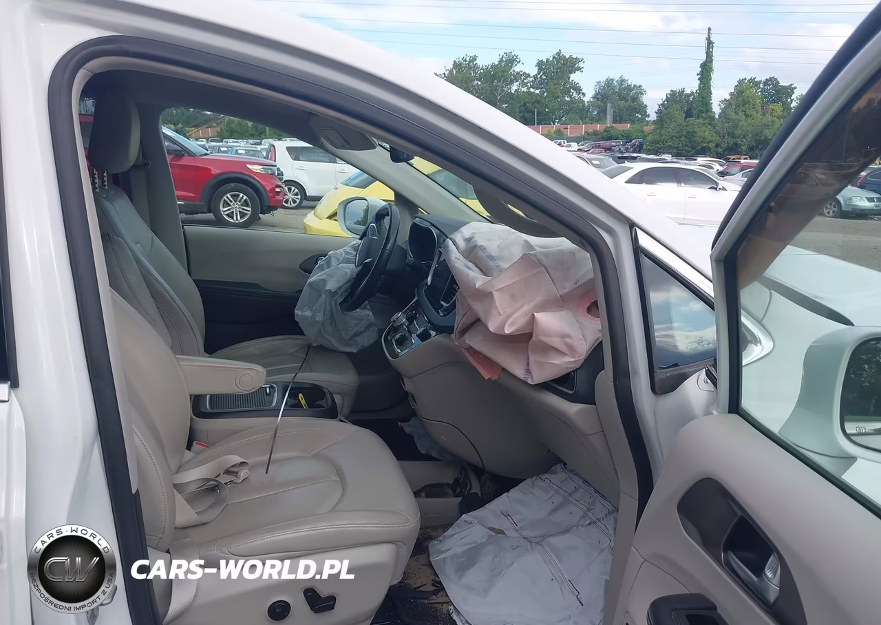 2020 Chrysler Pacifica Touring L Plus VIN:2C4RC1EG1LR158545 - 5