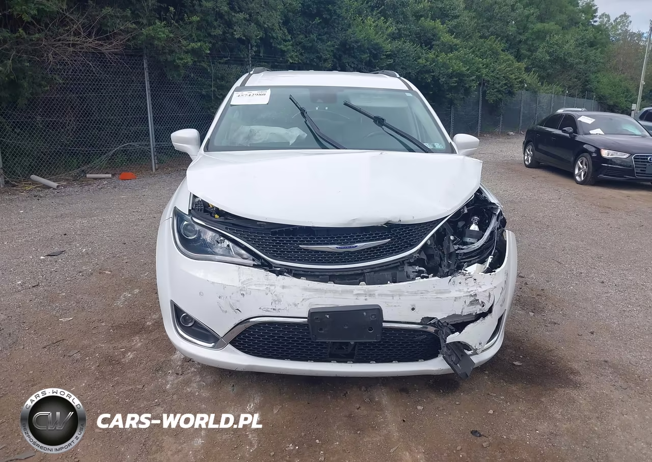 2020 Chrysler Pacifica Touring L Plus VIN:2C4RC1EG1LR158545 - 6