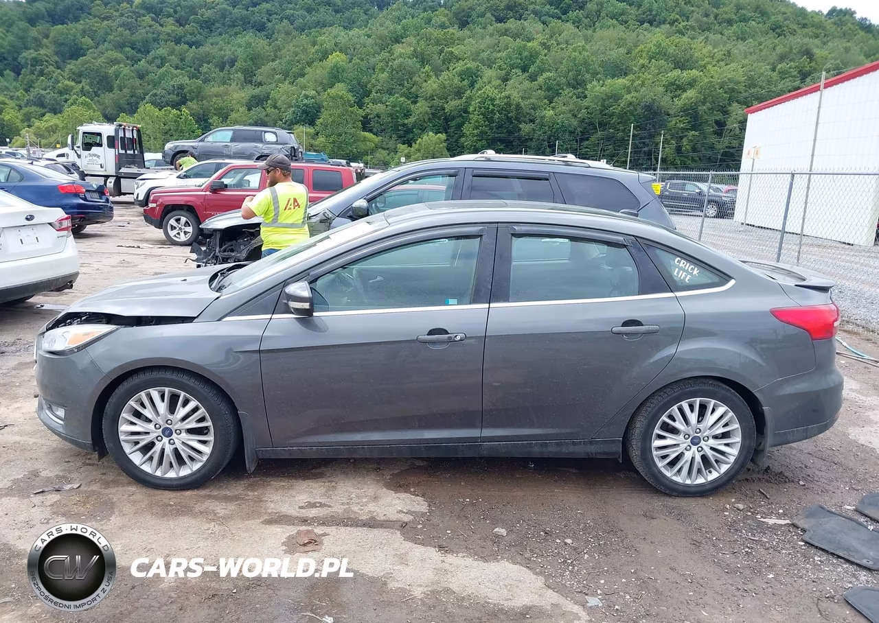 2018 Ford Focus Titanium VIN:1FADP3J20JL220985 - 14