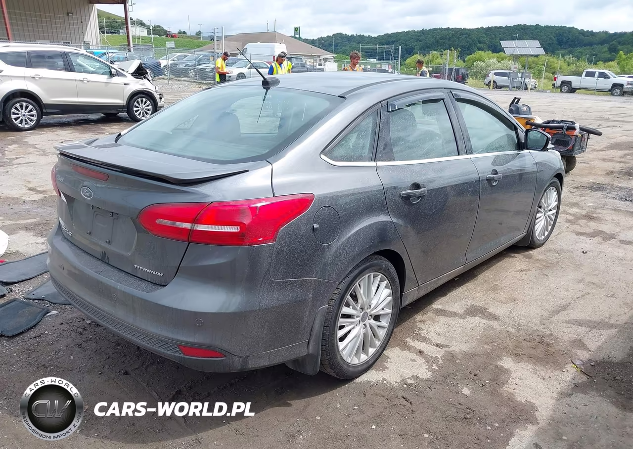 2018 Ford Focus Titanium VIN:1FADP3J20JL220985 - 4
