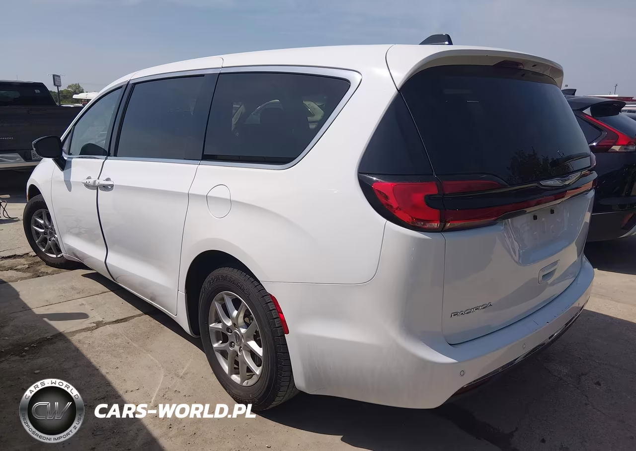 2024 Chrysler Pacifica Touring L VIN:2C4RC1BGXRR123063 - 3