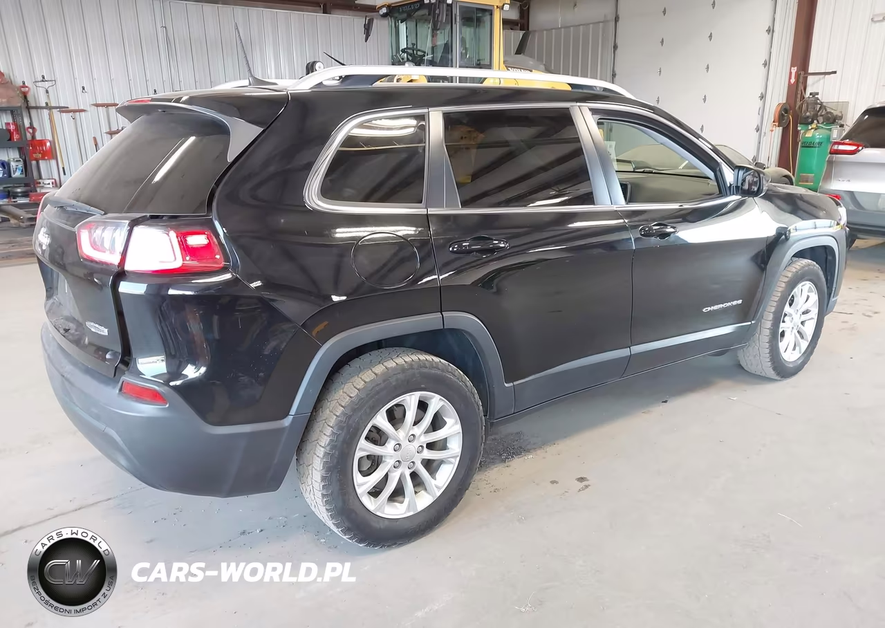 2019 Jeep Cherokee Latitude 4X4 VIN:1C4PJMCB8KD429916 - 4