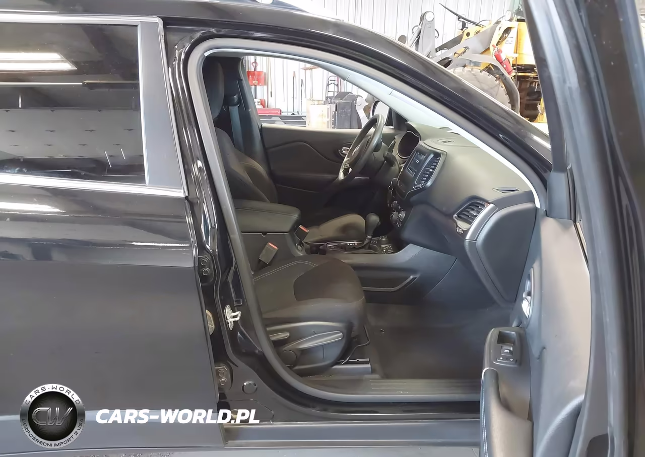 2019 Jeep Cherokee Latitude 4X4 VIN:1C4PJMCB8KD429916 - 5