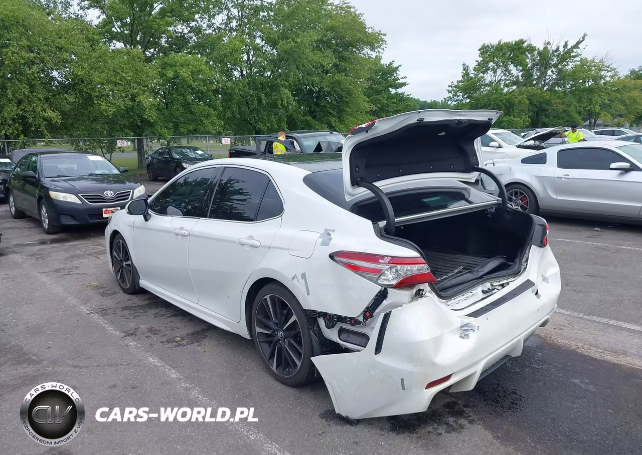 2018 Toyota Camry Xse VIN:4T1B61HK2JU155951 - 3