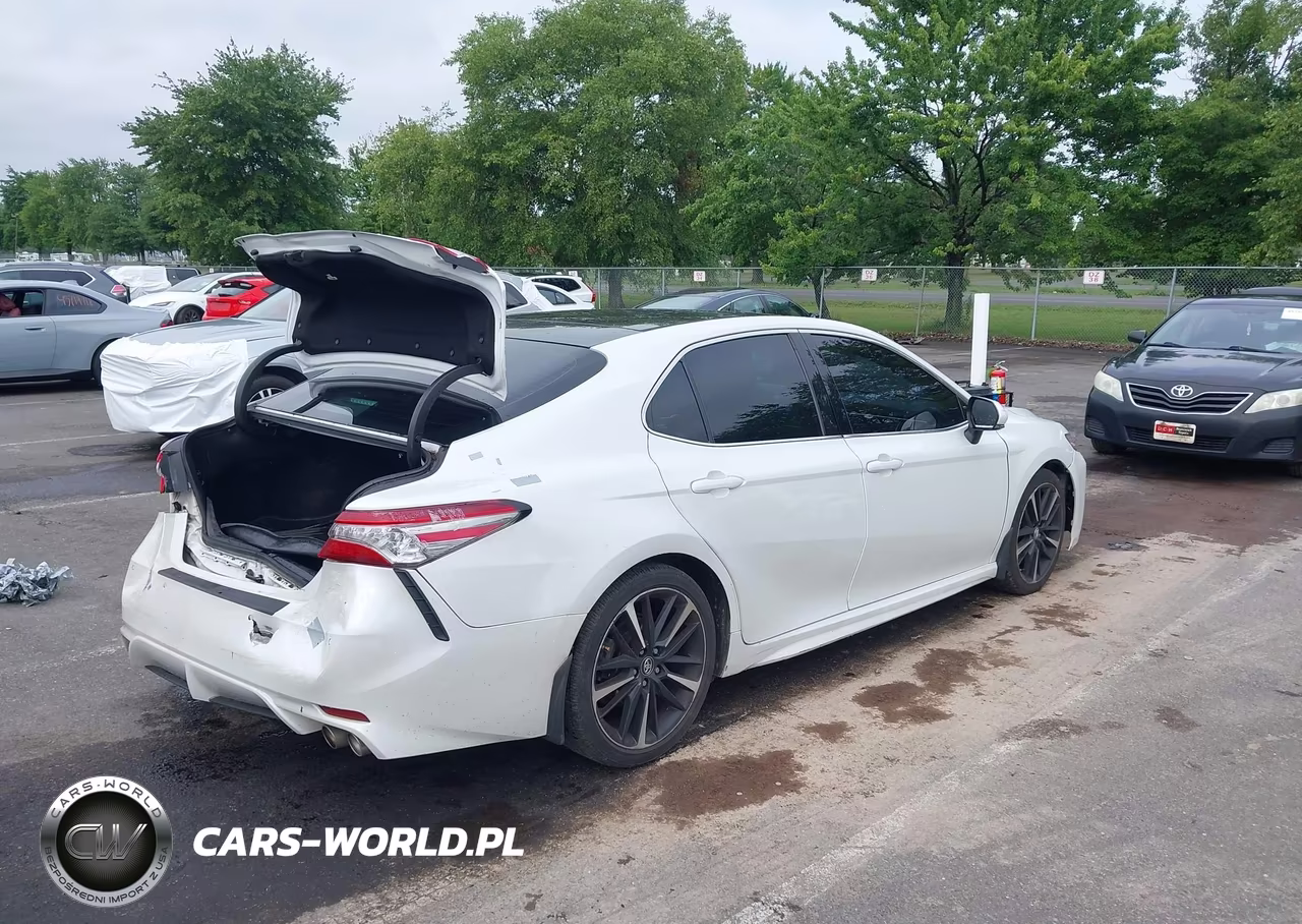 2018 Toyota Camry Xse VIN:4T1B61HK2JU155951 - 4