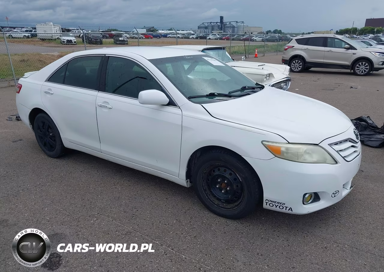 2010 Toyota Camry Le – zdjęcie 1 z 14