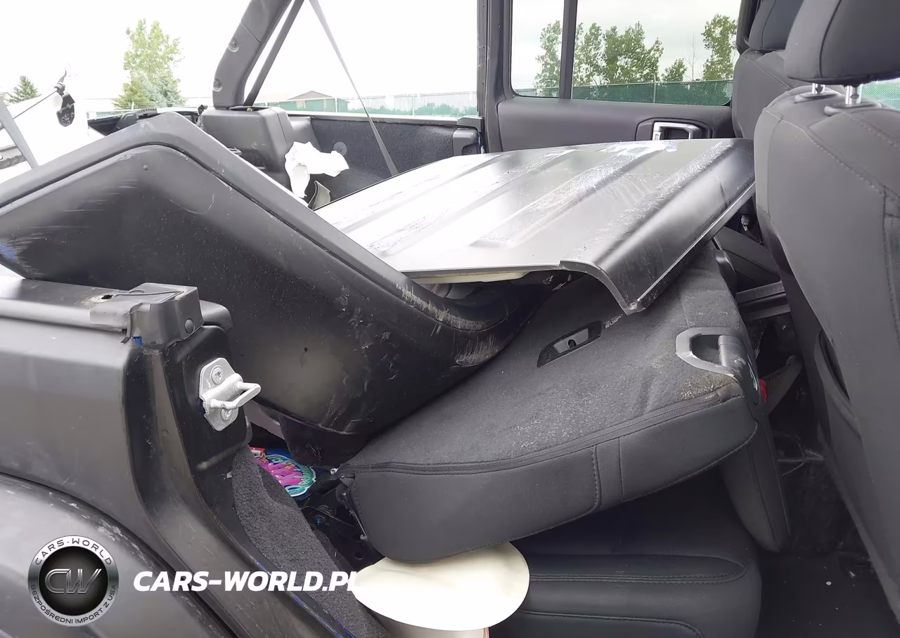 2020 Jeep Wrangler Unlimited Sahara VIN:1C4HJXEN2LW220772 - 8