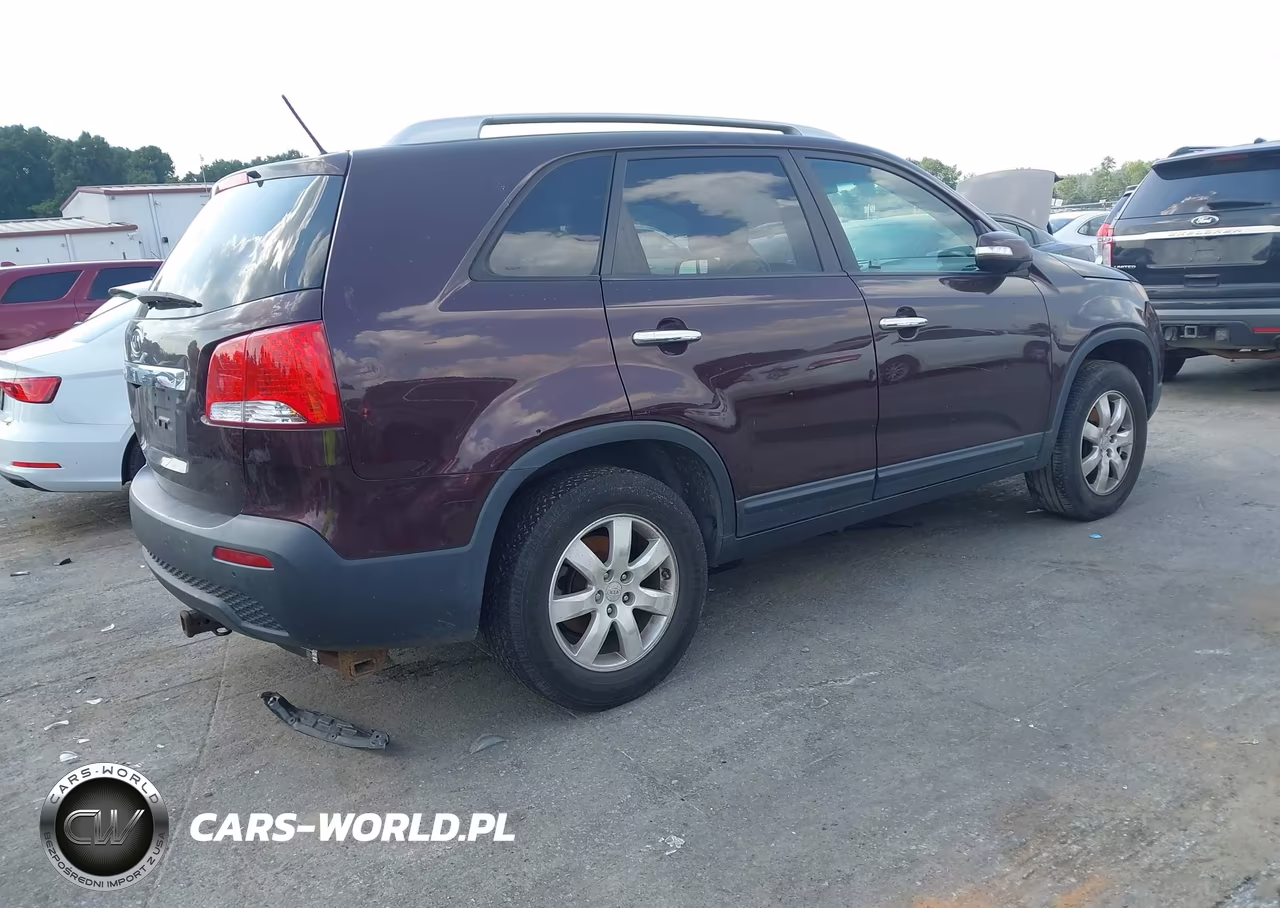 2011 Kia Sorento Lx VIN:5XYKTCA13BG143577 - 4