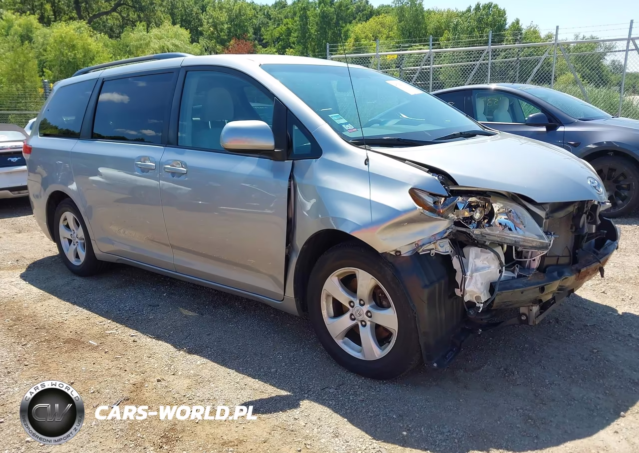 2012 Toyota Sienna Le V6 8 Passenger