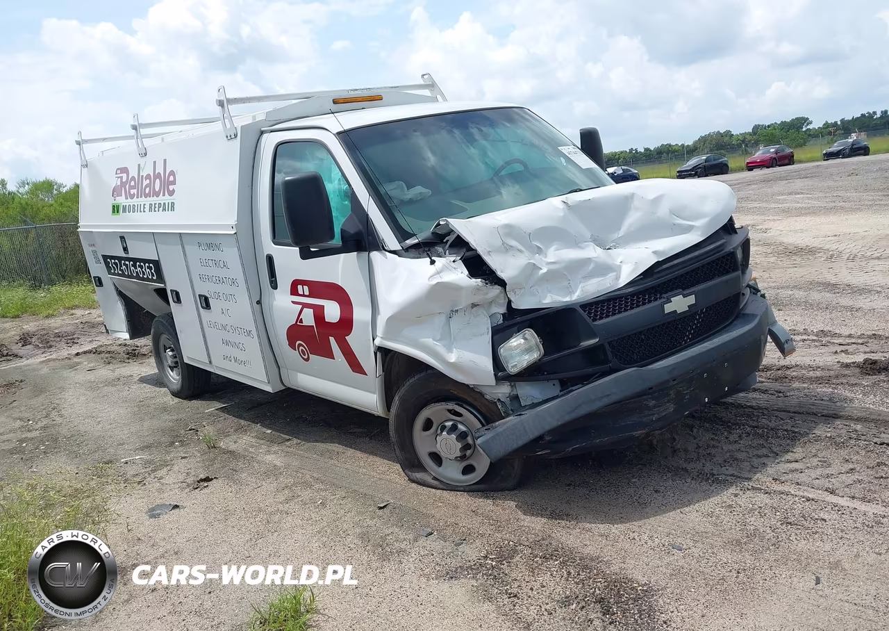 2017 Chevrolet Express Cutaway Work Van – zdjęcie 1 z 15
