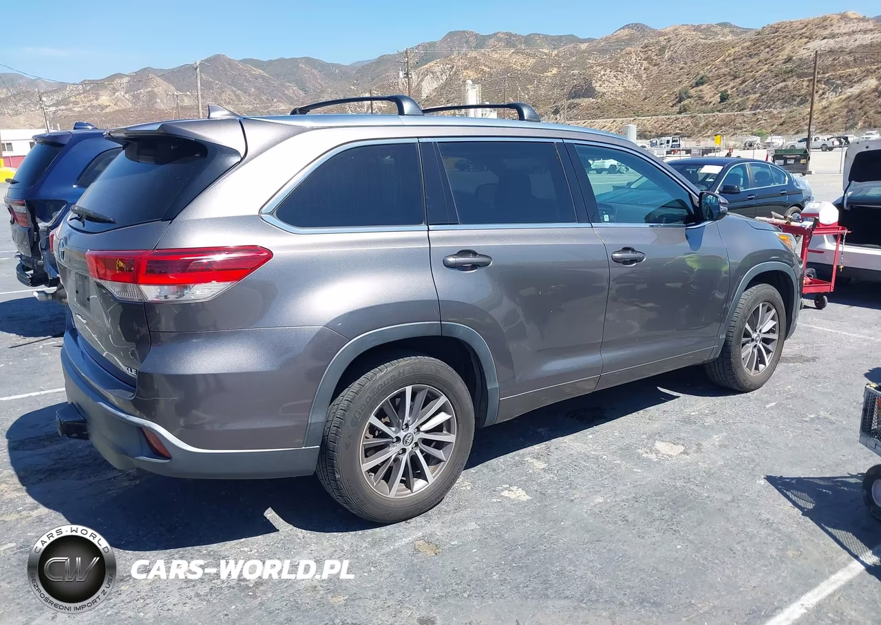 2018 Toyota Highlander Xle VIN:5TDKZRFH9JS549520 - 13