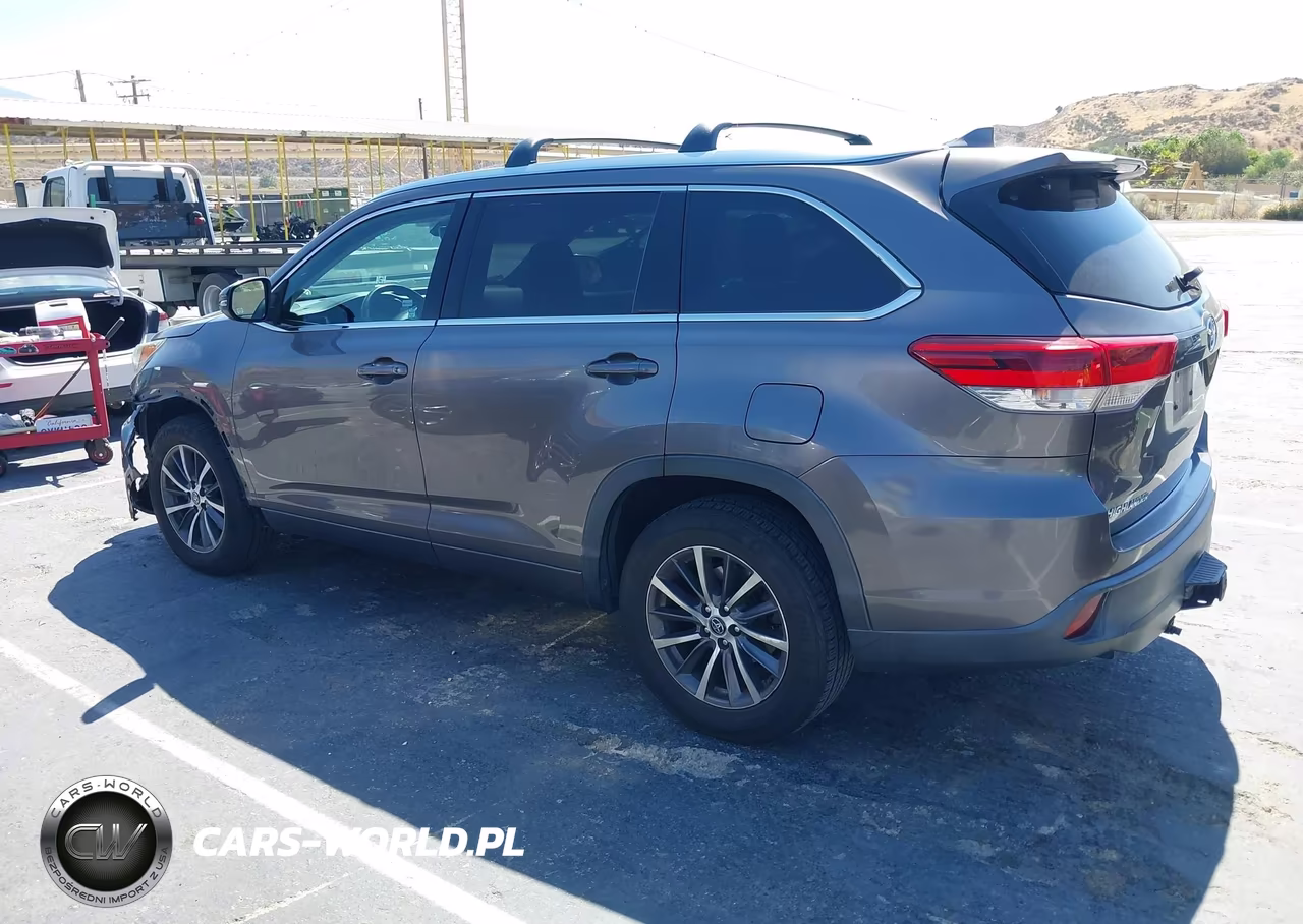 2018 Toyota Highlander Xle VIN:5TDKZRFH9JS549520 - 14
