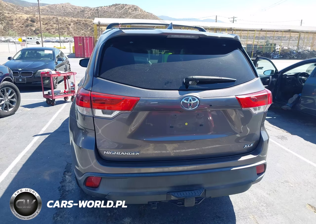 2018 Toyota Highlander Xle VIN:5TDKZRFH9JS549520 - 16