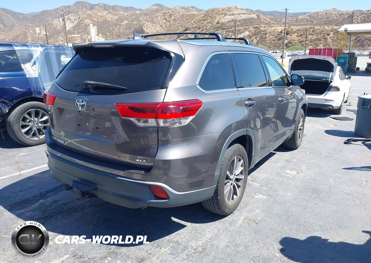 2018 Toyota Highlander Xle VIN:5TDKZRFH9JS549520 - 4