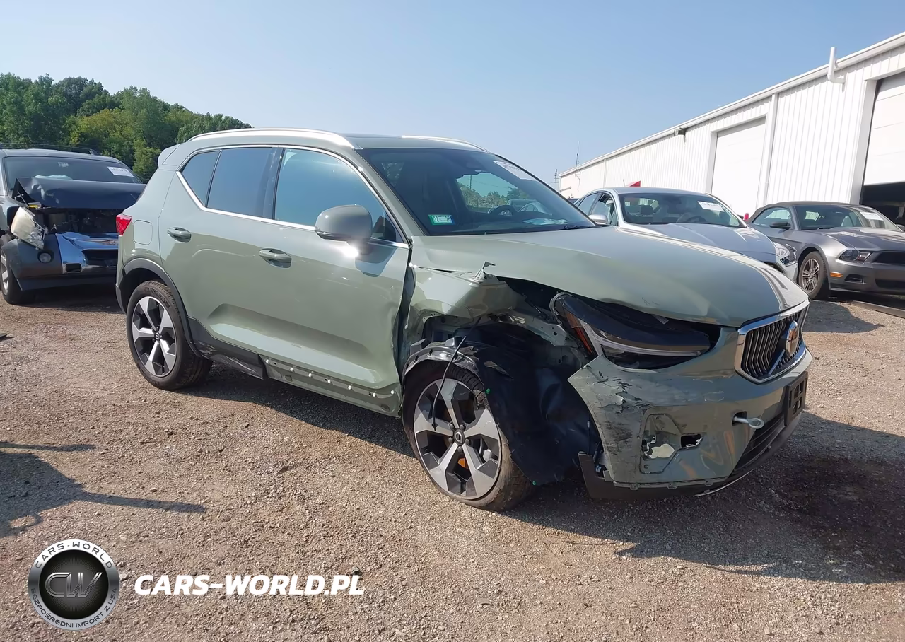 2025 Volvo Xc40 B5 Core Bright Theme
