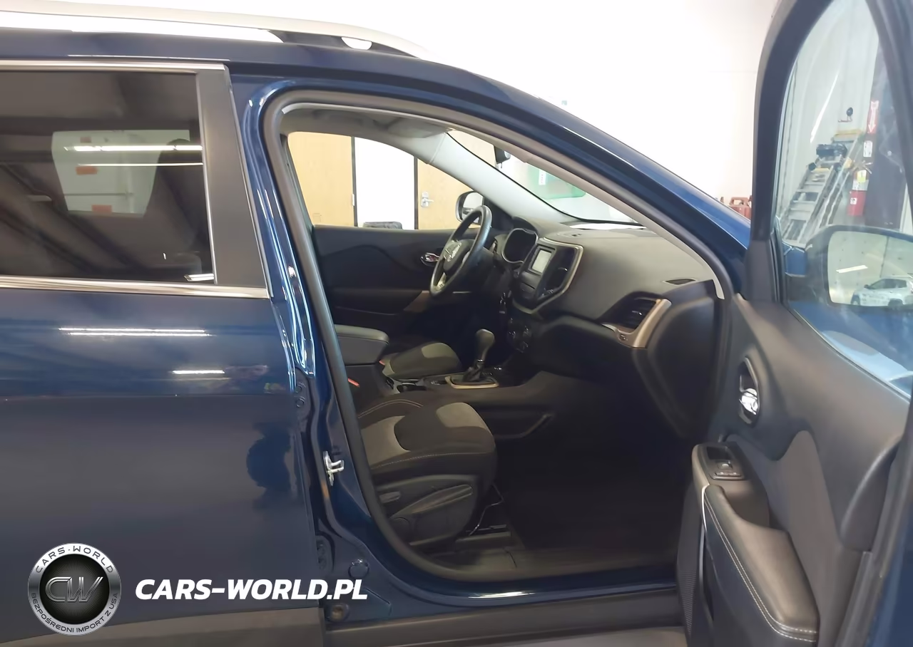 2018 Jeep Cherokee Latitude 4X4 VIN:1C4PJMCB3JD531879 - 5