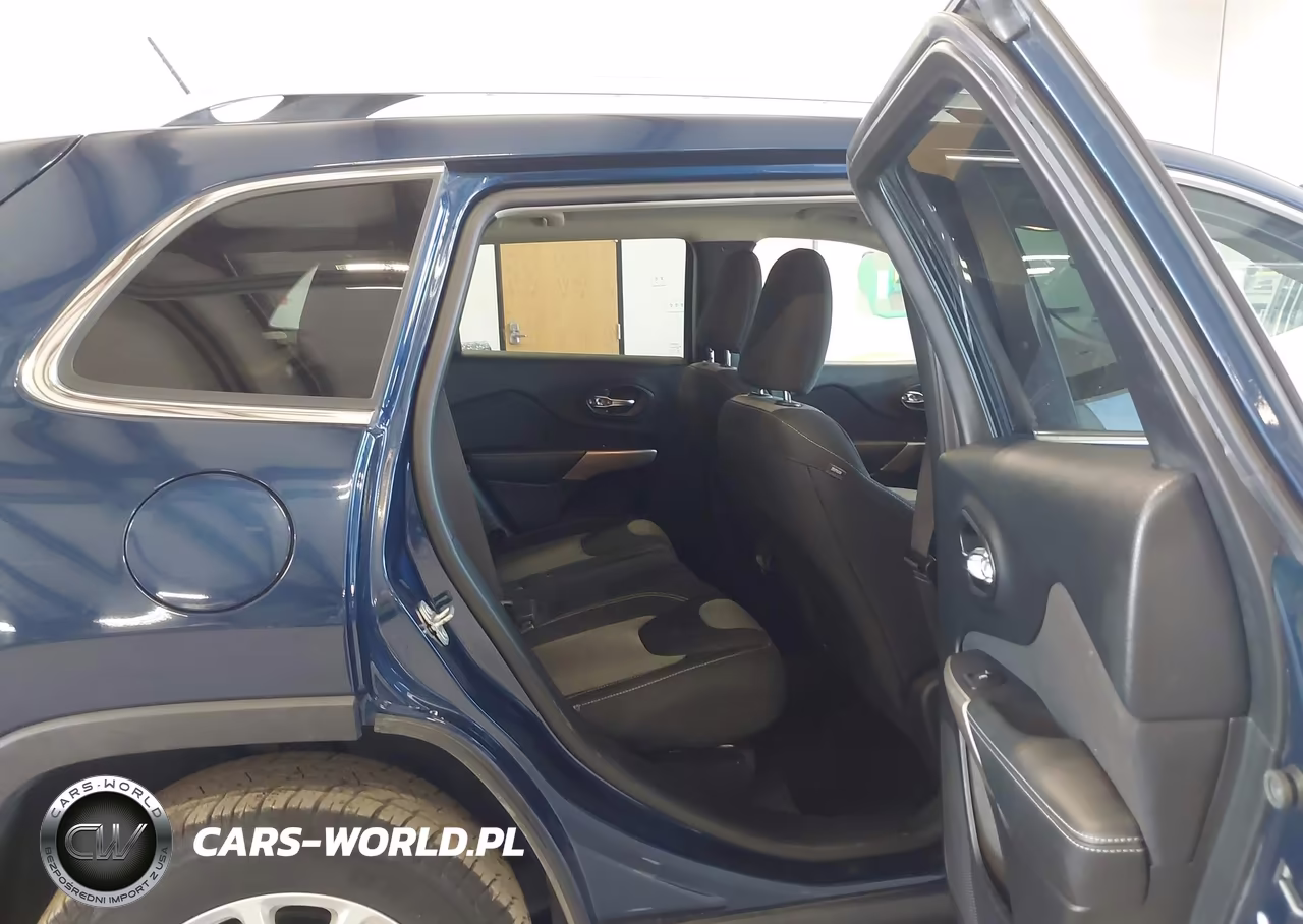 2018 Jeep Cherokee Latitude 4X4 VIN:1C4PJMCB3JD531879 - 8