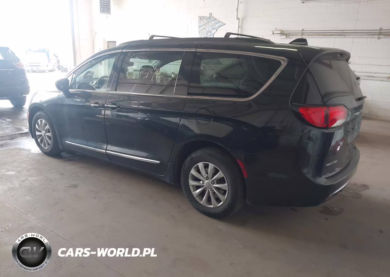 2017 Chrysler Pacifica Touring-L VIN:2C4RC1BG4HR517186 - 3