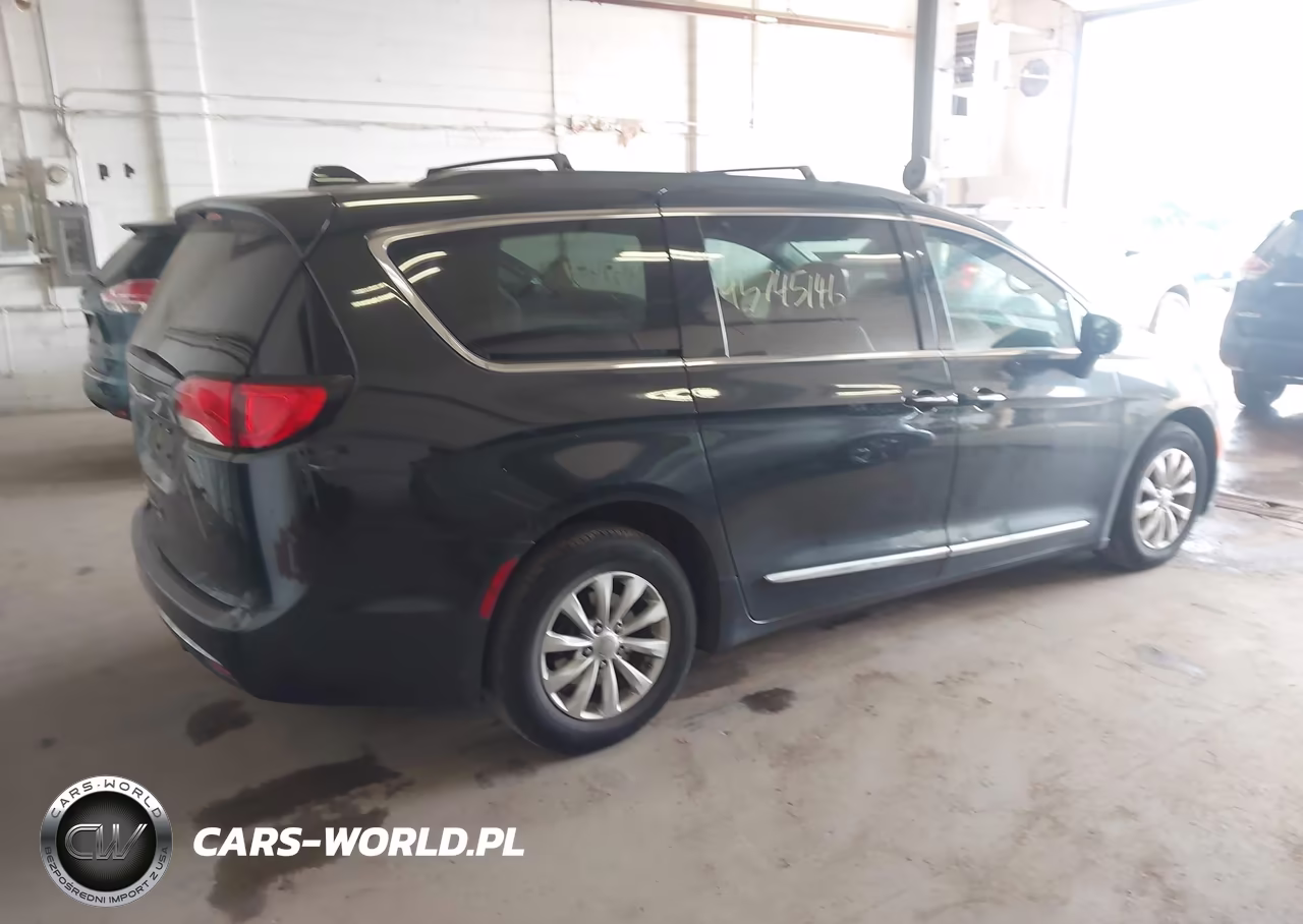 2017 Chrysler Pacifica Touring-L VIN:2C4RC1BG4HR517186 - 4