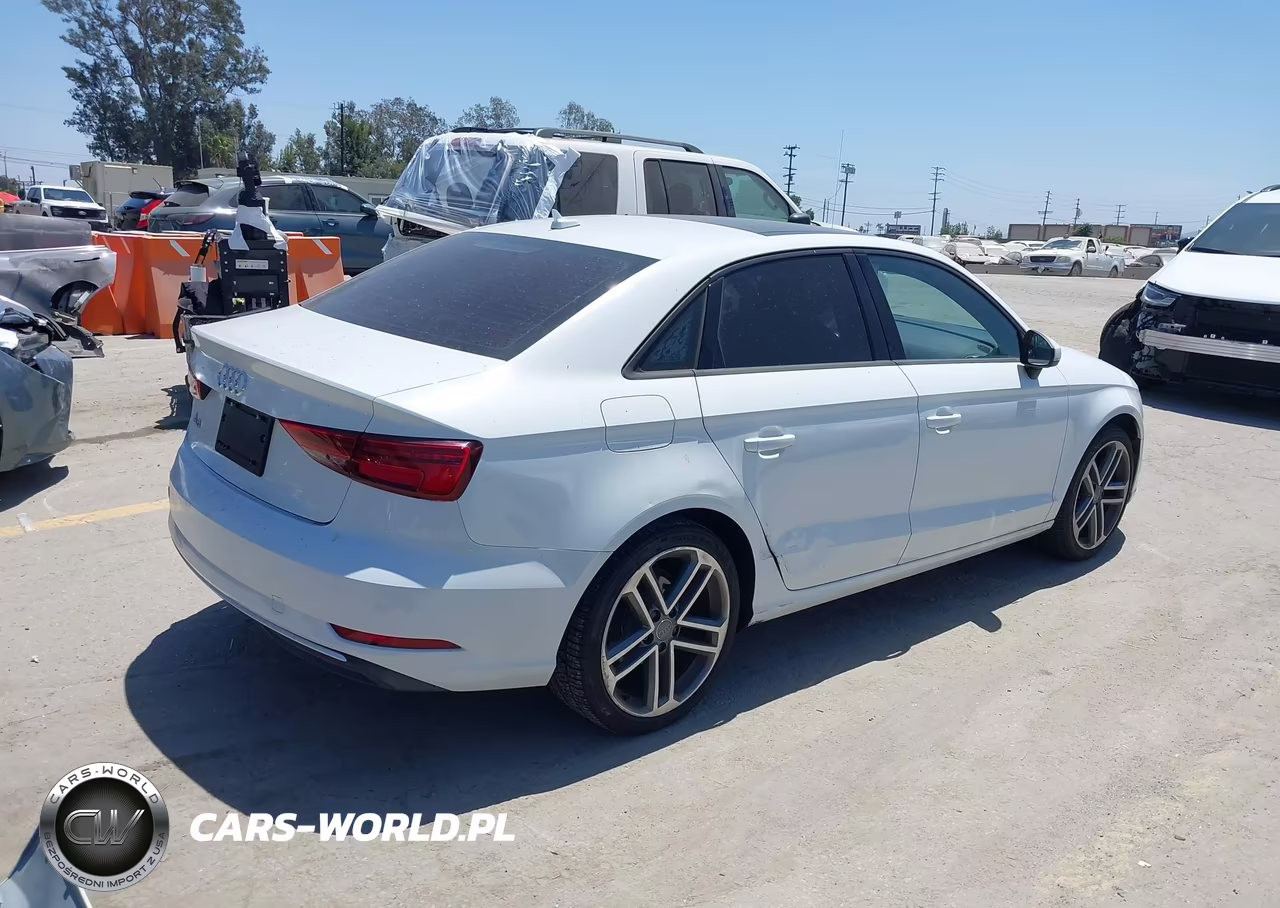 2017 Audi A3 2.0T Premium VIN:WAUAUGFF6H1044102 - 4