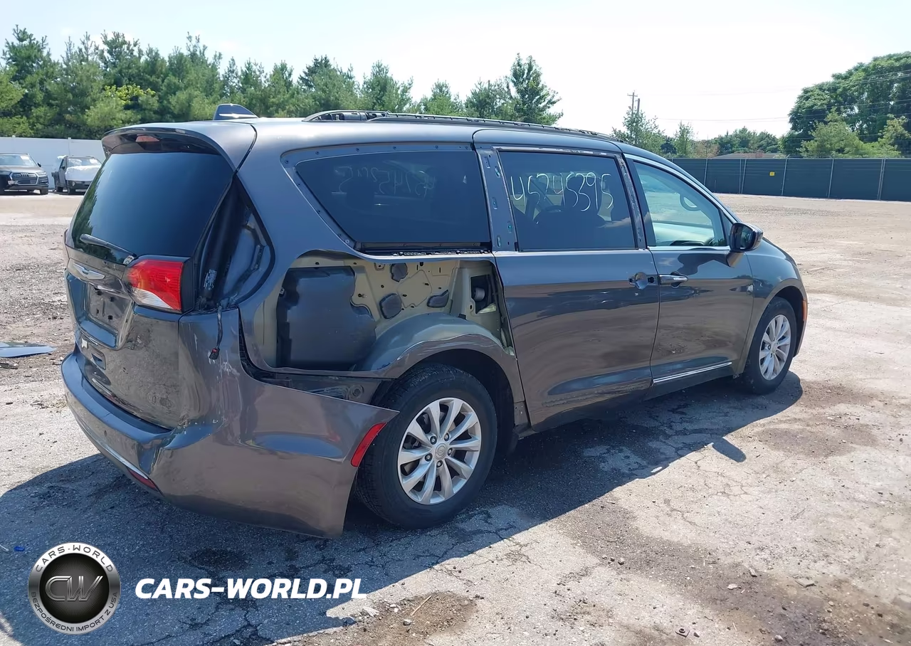 2017 Chrysler Pacifica Touring-L VIN:2C4RC1BG8HR501850 - 4