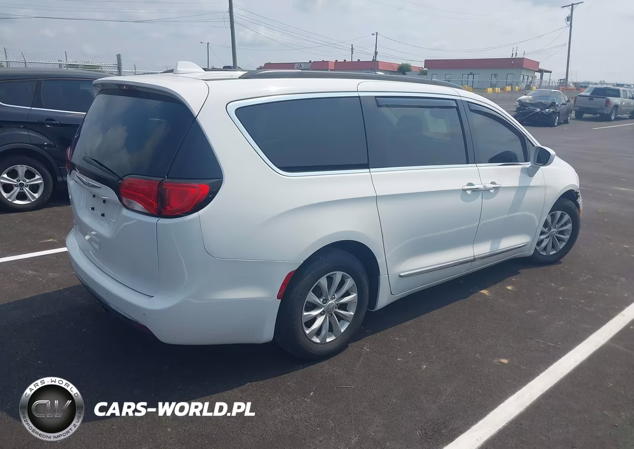 2017 Chrysler Pacifica Touring-L VIN:2C4RC1BG4HR510870 - 4