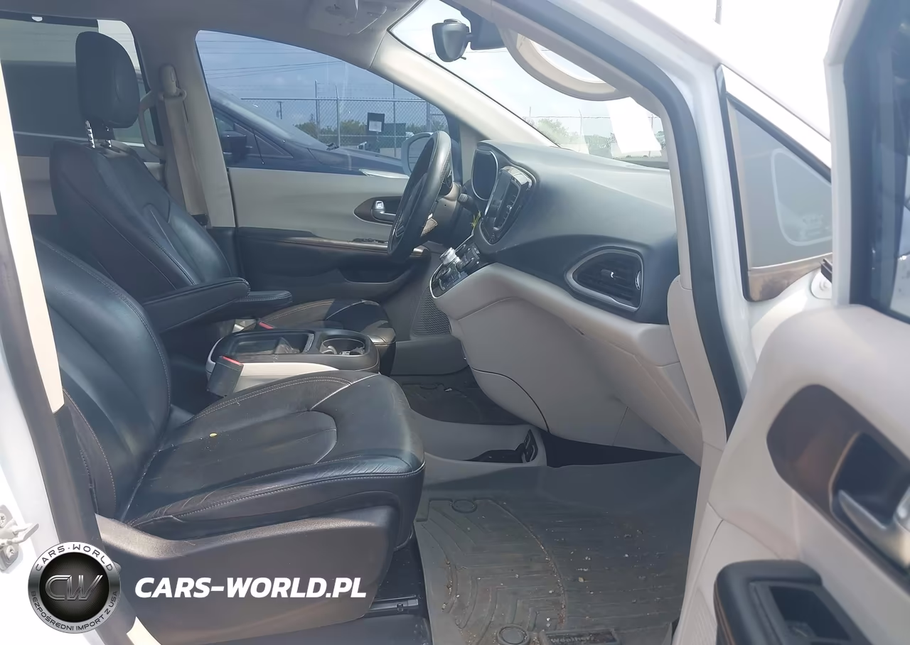 2017 Chrysler Pacifica Touring-L VIN:2C4RC1BG4HR510870 - 5