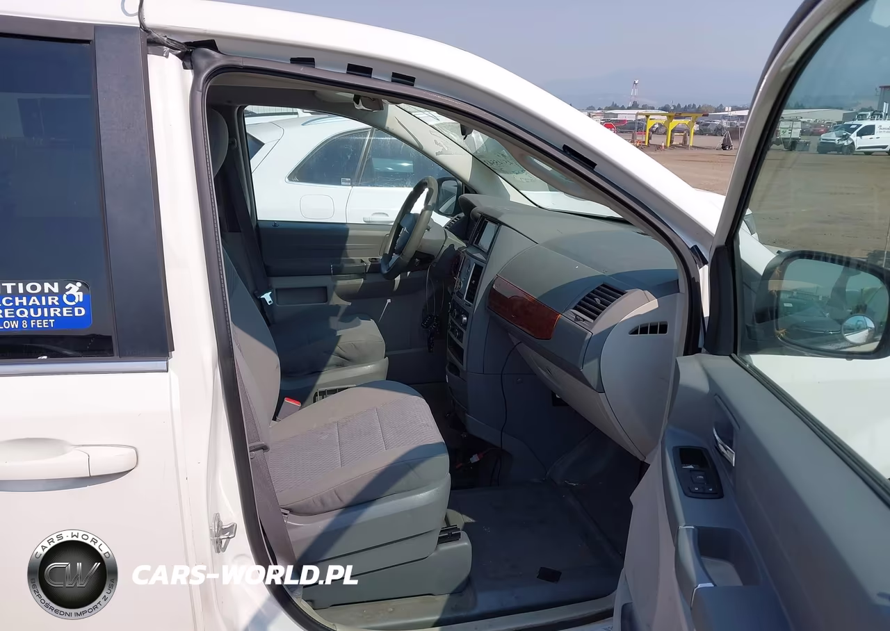 2009 Chrysler Town & Country Lx VIN:2A8HR44E79R570045 - 5