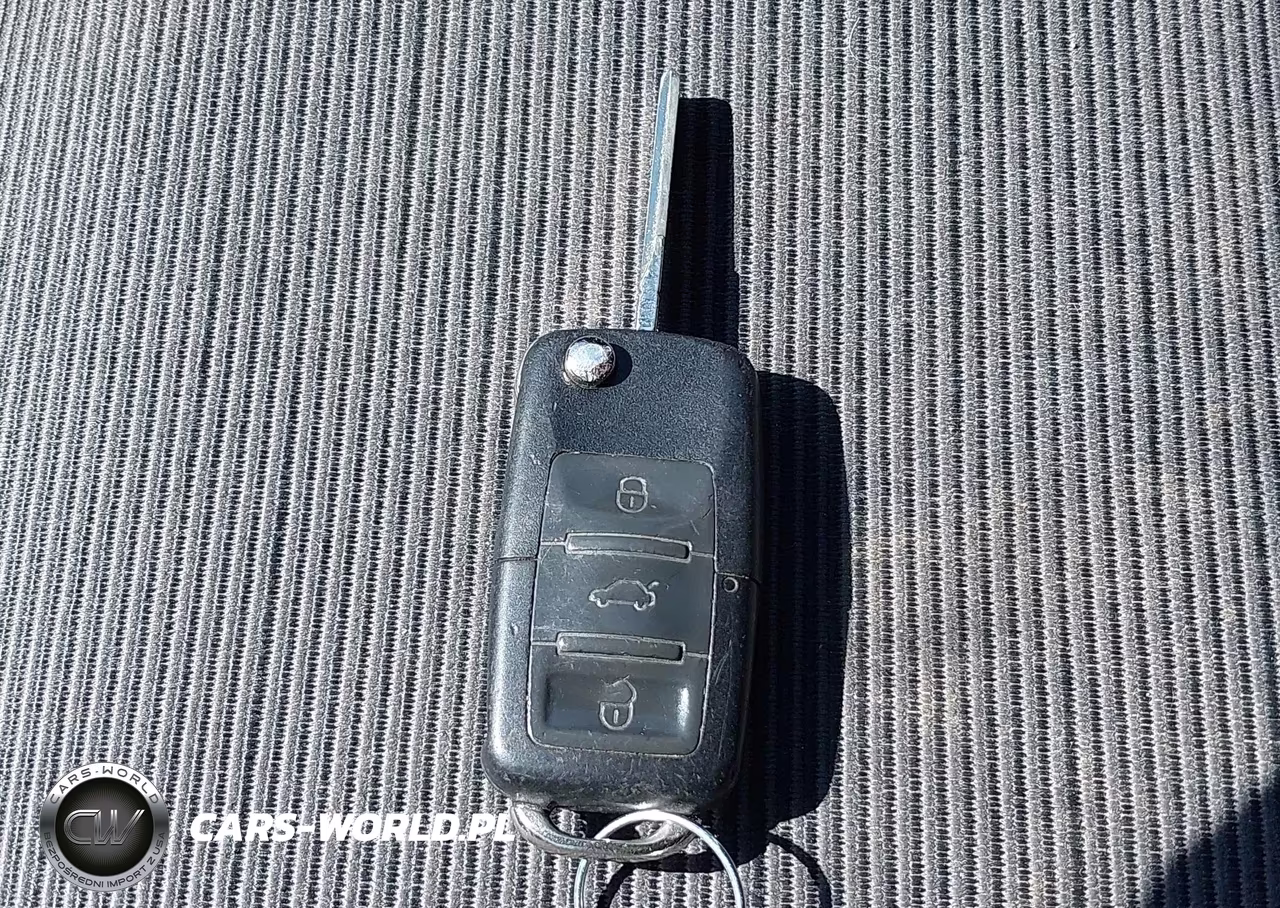 2008 Volkswagen Rabbit S VIN:WVWAA71KX8W190764 - 11