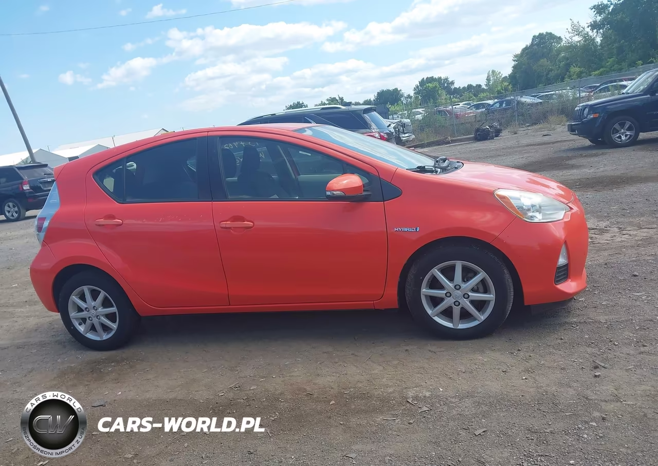 2013 Toyota Prius C Three VIN:JTDKDTB30D1058017 - 13