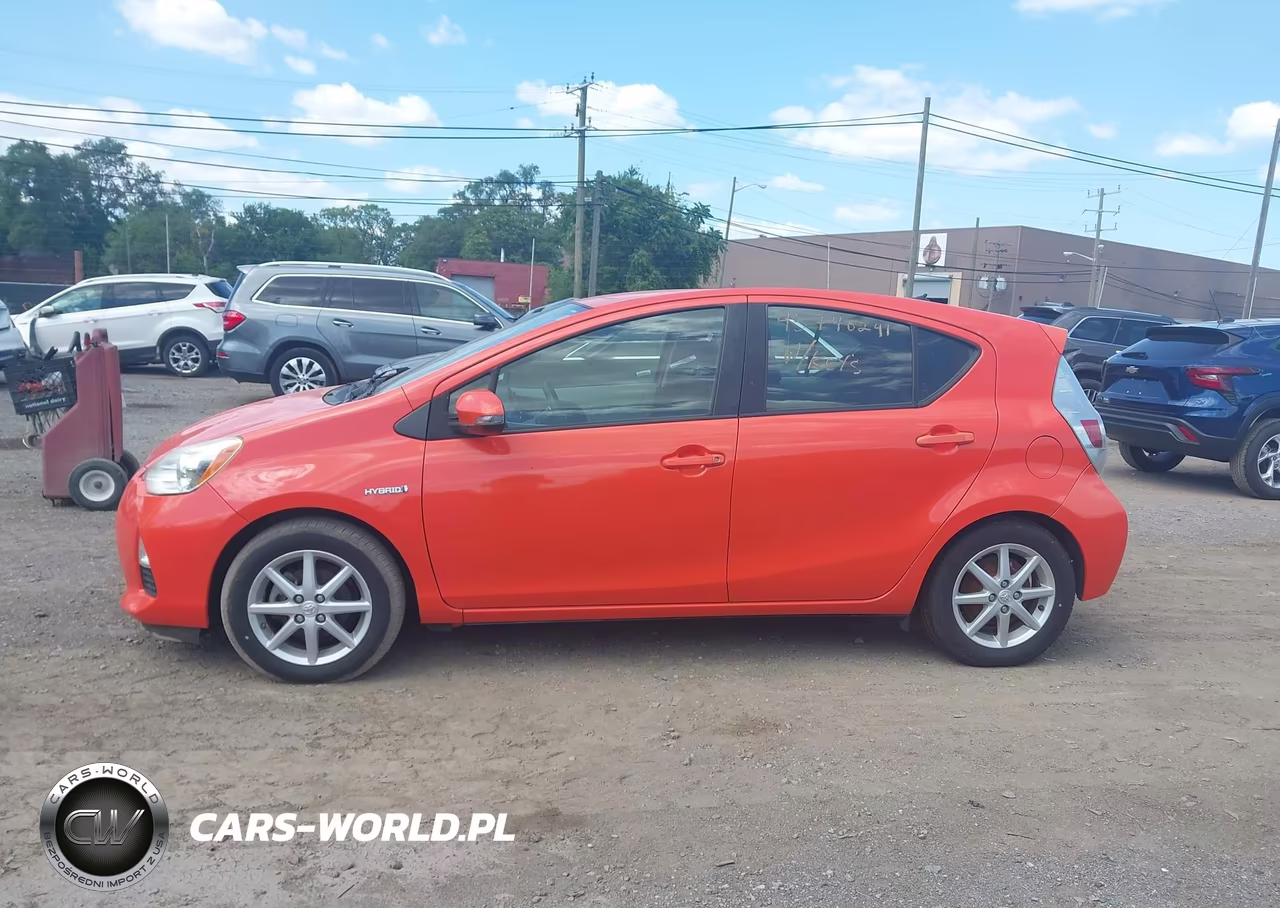 2013 Toyota Prius C Three VIN:JTDKDTB30D1058017 - 14