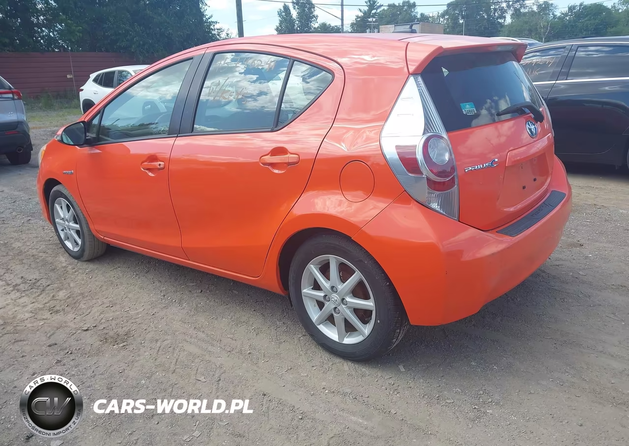 2013 Toyota Prius C Three VIN:JTDKDTB30D1058017 - 3
