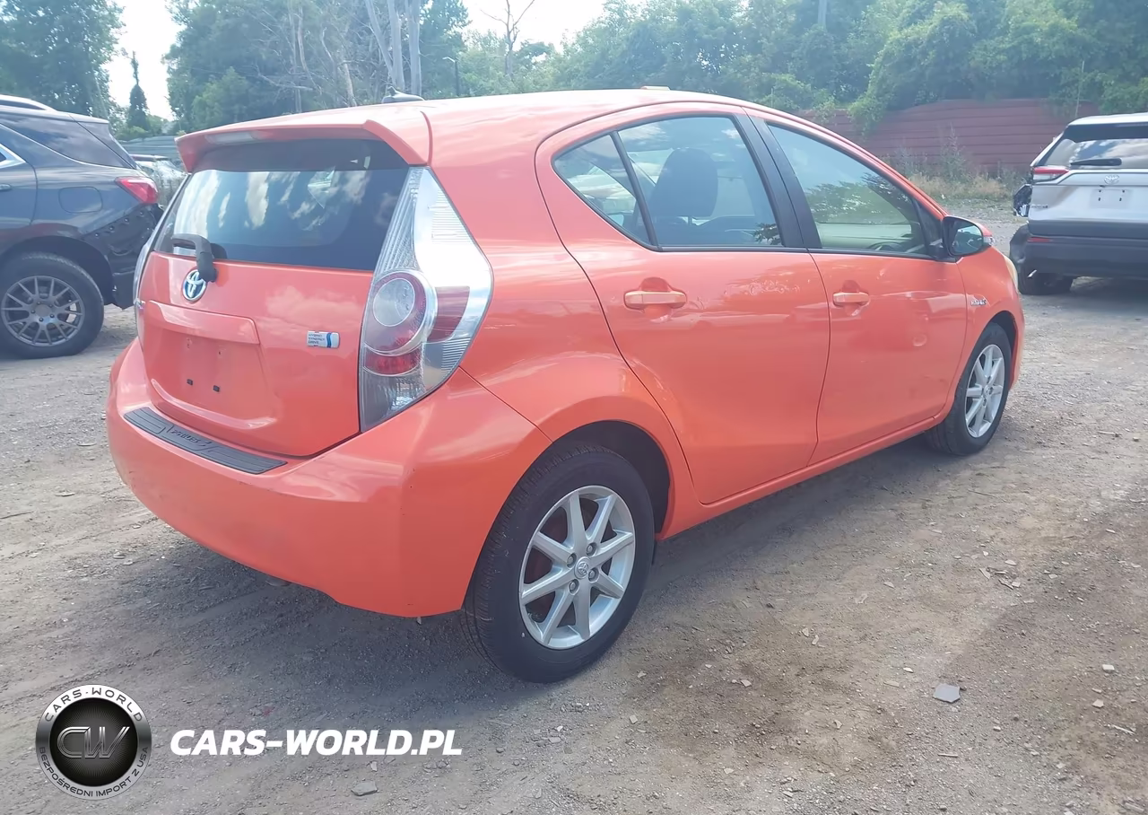 2013 Toyota Prius C Three VIN:JTDKDTB30D1058017 - 4