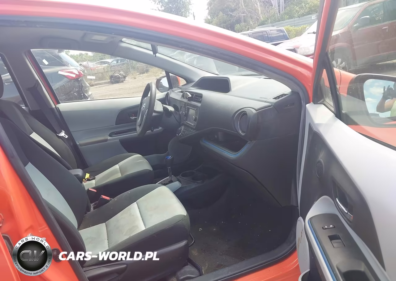 2013 Toyota Prius C Three VIN:JTDKDTB30D1058017 - 5