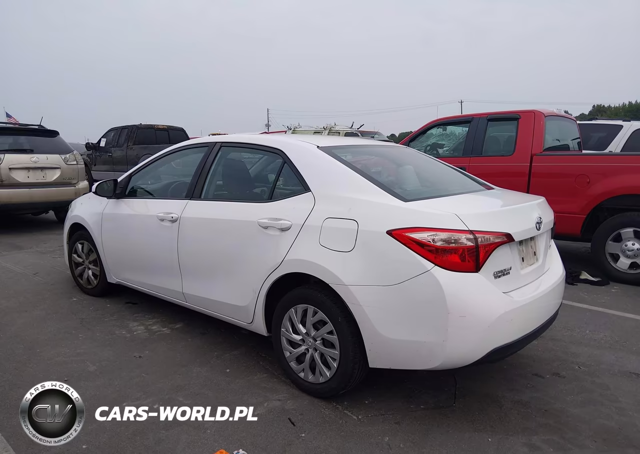 2017 Toyota Corolla Le VIN:5YFBURHE3HP599589 - 3