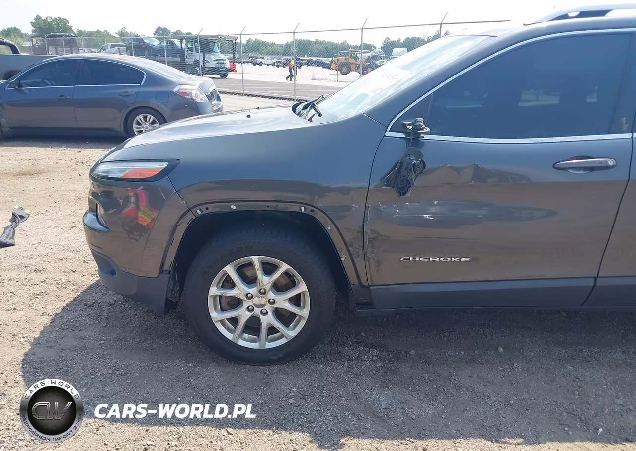 2015 Jeep Cherokee Latitude VIN:1C4PJMCS5FW601071 - 6