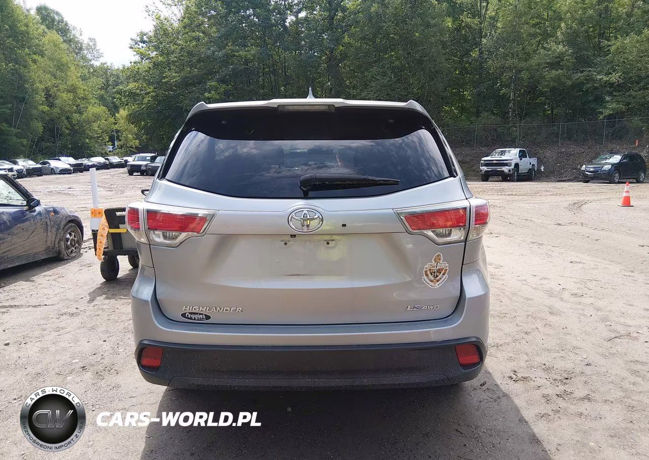 2015 Toyota Highlander Le Plus V6 VIN:5TDBKRFH7FS127290 - 17