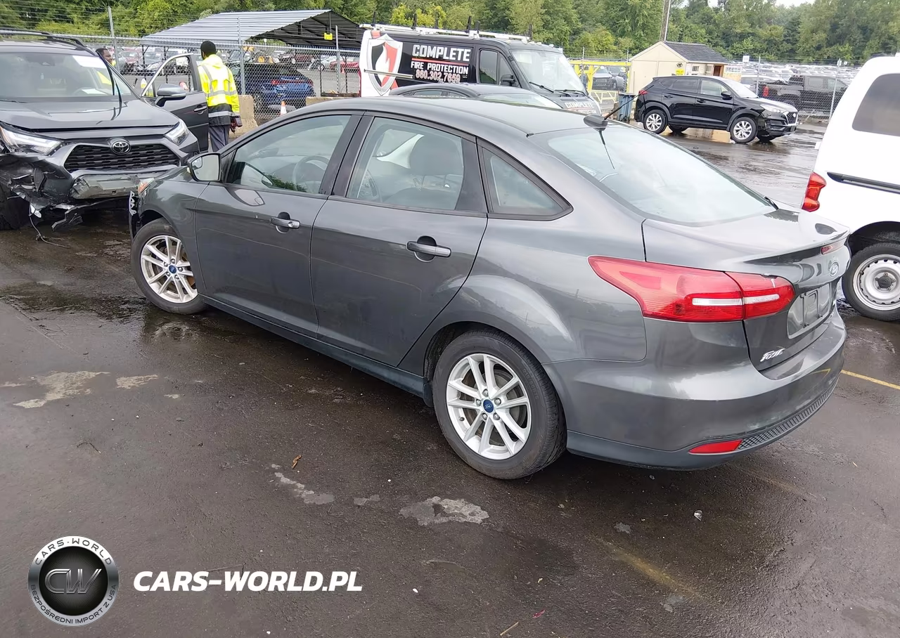2018 Ford Focus Se VIN:1FADP3F27JL254933 - 3