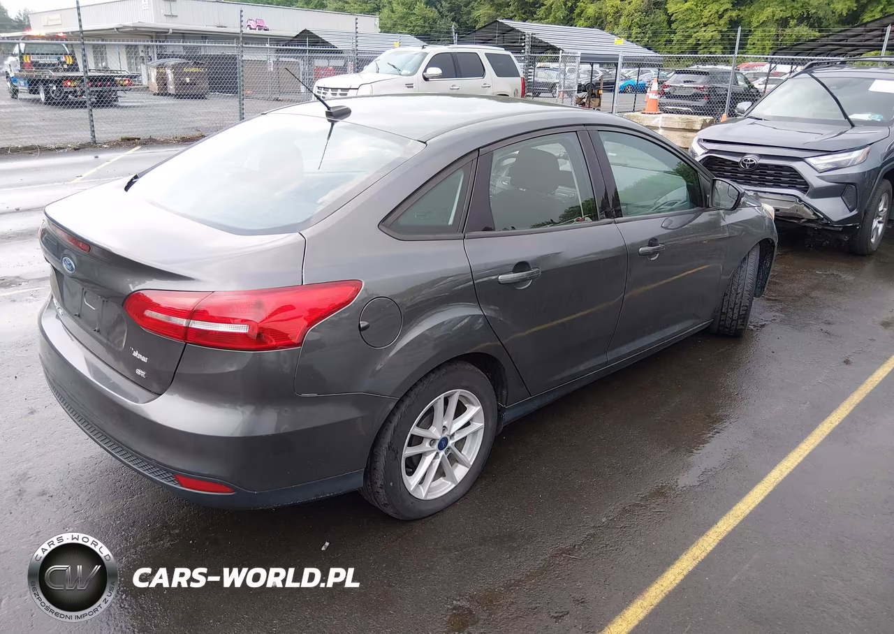 2018 Ford Focus Se VIN:1FADP3F27JL254933 - 4