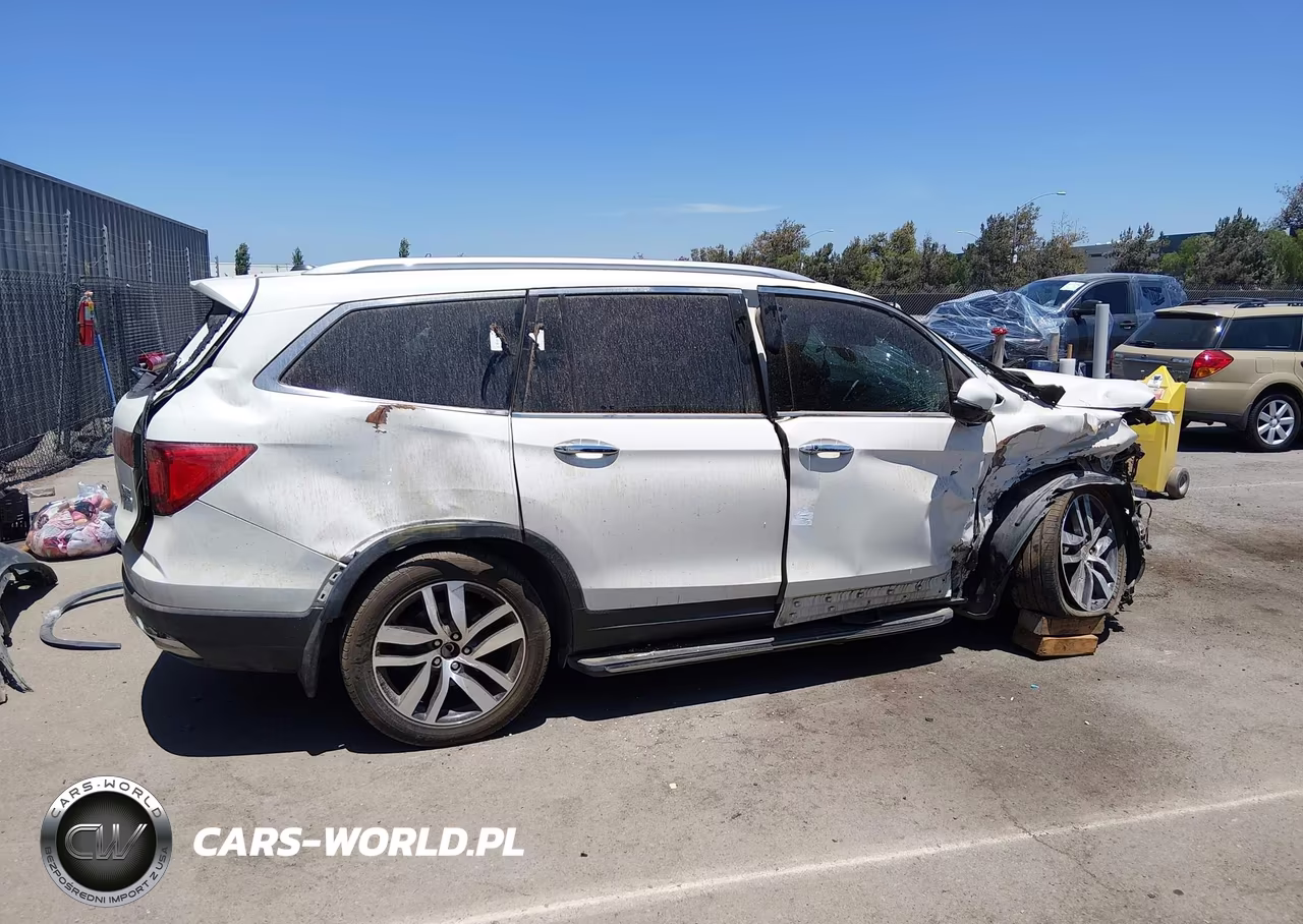 2018 Honda Pilot Elite VIN:5FNYF6H06JB003027 - 17