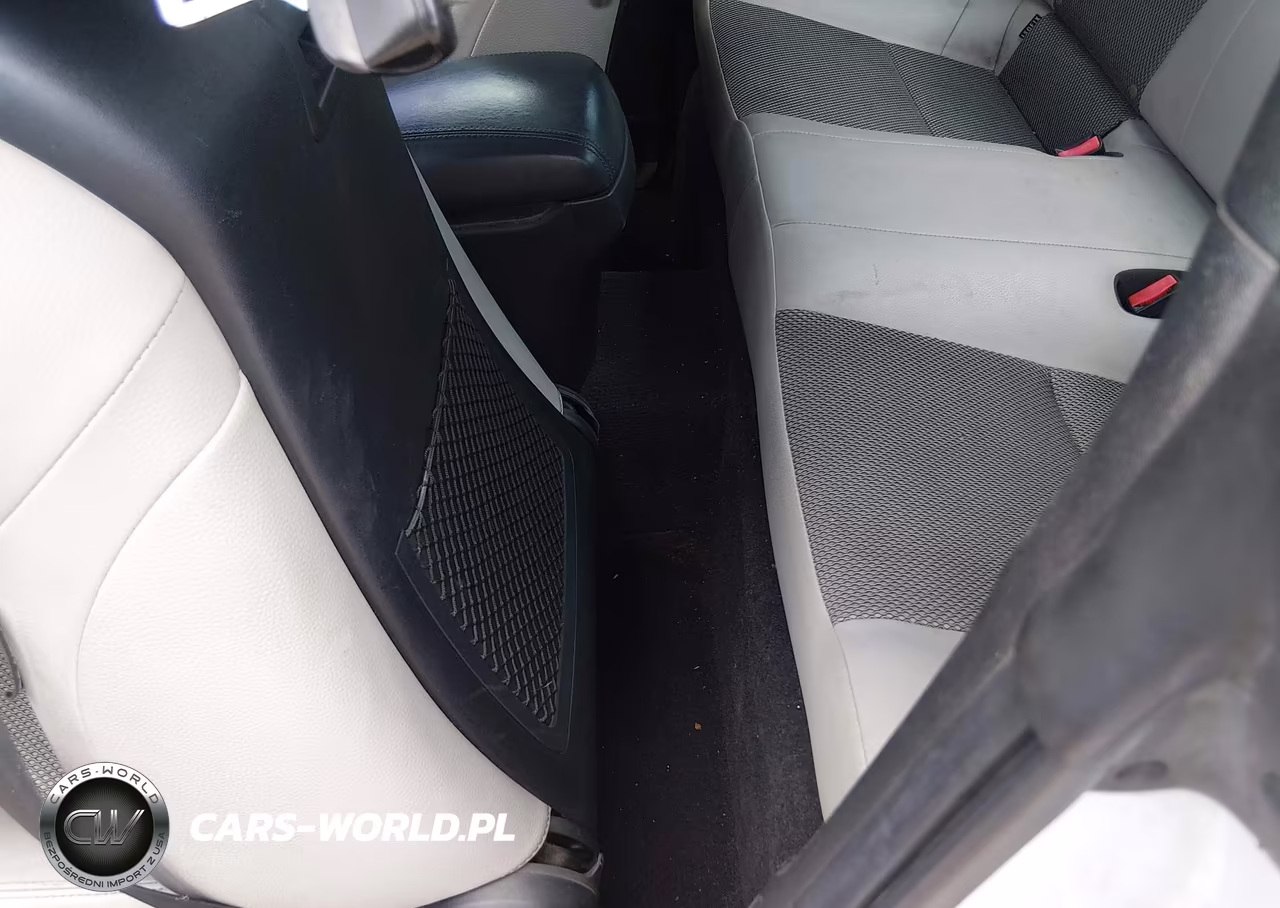 2016 Hyundai Genesis 3.8 Base VIN:KMHHT6KJXGU136556 - 10