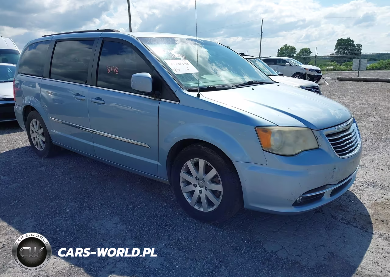 2013 Chrysler Town & Country Touring – zdjęcie 1 z 16